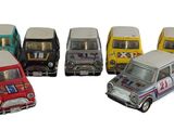 six petites voitures miniatures alignées en rang