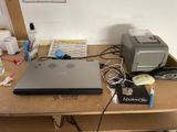 un ordinateur portable posé sur un bureau en bois
