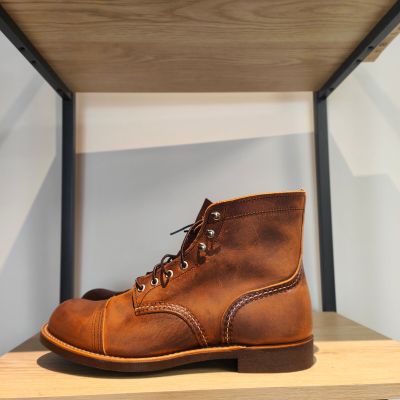des bottes Red Wing sur une étagère dans un magasin de chaussures