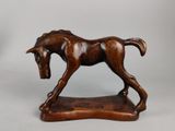 statue d'un cheval posée sur un socle en bois, sur fond blanc