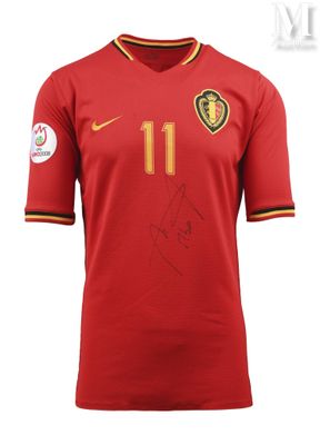 un maillot de foot rouge portant le numéro 11