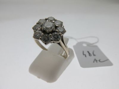 une image représentant une bague en argent sertie d'un groupe de diamants gris