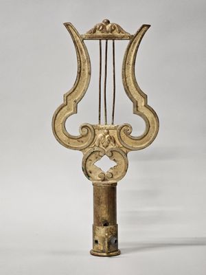 une image représentant un instrument de musique doré sur fond blanc
