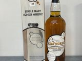 l'image d'une bouteille de whisky posée à côté d'une boîte