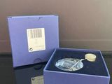 une image représentant une boîte bleue contenant une décoration en verre