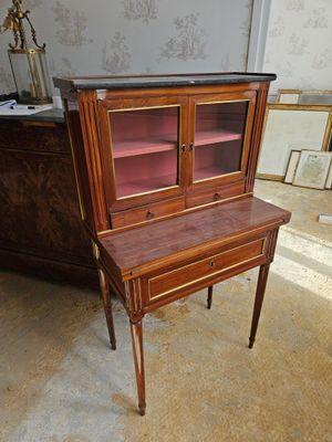 un petit bureau surmonté d'un miroir