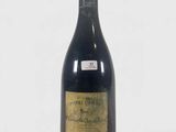 une bouteille de vin posée sur une table