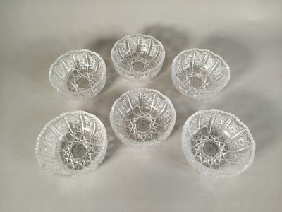 six bols en verre transparent posés sur une table blanche