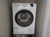 un lave-linge et un sèche-linge dans le coin d'une pièce