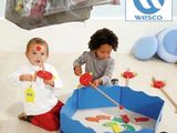 deux jeunes enfants qui jouent avec des jouets dans la pièce