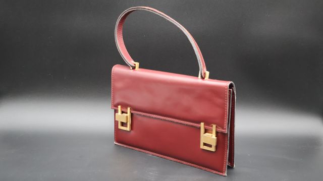 Sac en cuir bordeaux et métal doré. Bon état