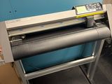 une machine posée sur le sol à côté d'une boîte