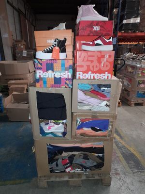 un chariot sur lequel sont empilées plein de chaussures