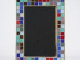 une photo représentant un cadre orné d'un motif en mosaïque multicolore