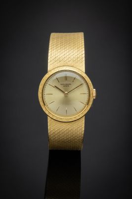 an 18k yellow gold ladies ' s wrist watch