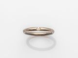 une bague en or surmontée d'un diamant