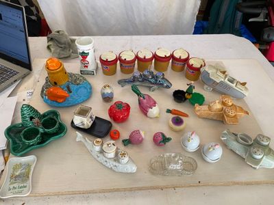 une table sur laquelle se trouvent un ordinateur portable et tout un tas de petites figurines
