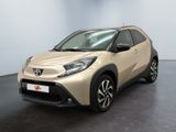 La Toyota C-HR est garée dans une pièce au sol noir.