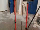 deux lampes sur pied dans une pièce