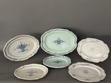 six assiettes bleues et blanches ornées de motifs floraux, posées sur une table