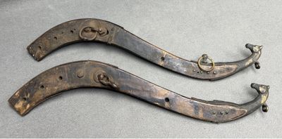 Deux éléments d'attelage de chevaux à décor de têtes de chev…