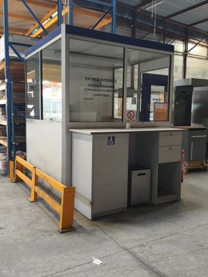 une image d'une usine contenant de nombreux équipements