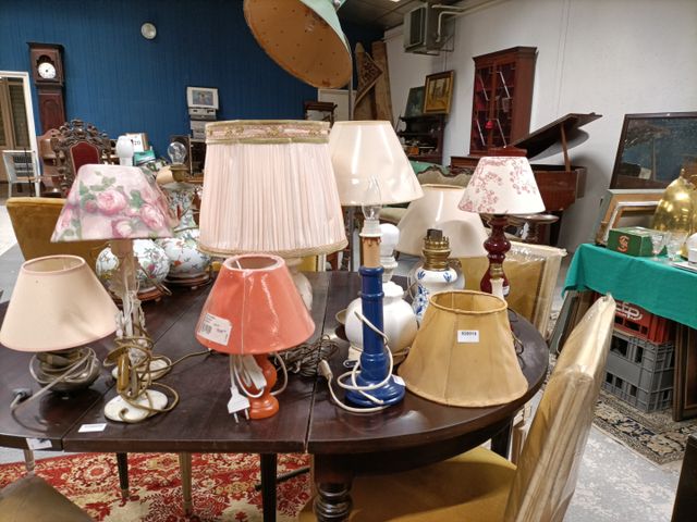 Ensemble de 12 lampes : porcelaine, métal, laiton, bois. 