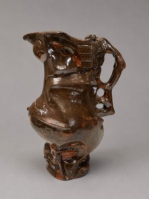 un vase brun posé sur une table