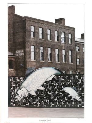 une photo d'une fresque représentant un poisson sur la façade d'un immeuble