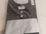 une chemise noire et blanche posée sur une table