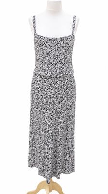 une robe noire et blanche sur un mannequin mannequin mannequin mannequin mannequin mannequin mannequin mannequin mann