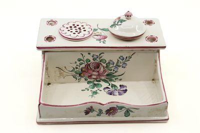 une boîte blanche ornée d'un motif de fleurs roses