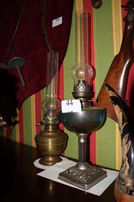 une table sur laquelle se trouvent une lampe et un vase