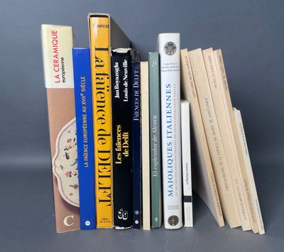 plusieurs livres sont empilés sur une table