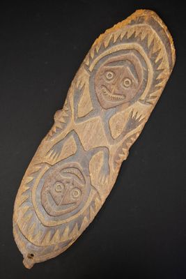 un gros plan d'un objet en bois posé sur une surface noire