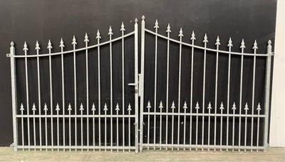une image représentant une photo en noir et blanc d'un portail