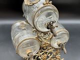 une figurine en argent et en or posée sur une table