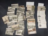 de nombreuses vieilles photos d'hommes et de femmes posées sur la table