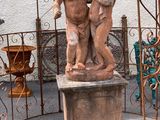 une statue représentant un garçon et une fille en train de s'embrasser dans un belvédère