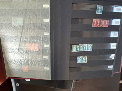 une photo d'un distributeur automatique recouvert de nombreux timbres