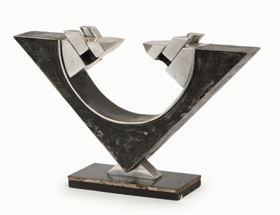une image représentant une sculpture noire et argentée sur fond blanc