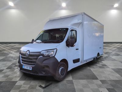 la camionnette blanche est garée sur le sol en damier d'une pièce