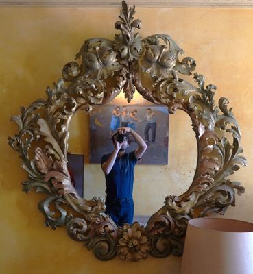 une personne se prenant en photo dans un miroir