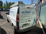 une camionnette blanche garée dans un parking