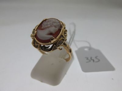 Gros plan sur une bague en or ornée d'une pierre rouge