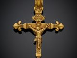 un crucifix en or représentant une croix sur fond noir