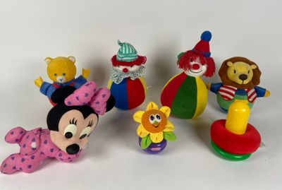 un tas de jouets posés sur une surface blanche