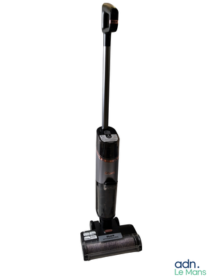 une image d'un aspirateur sur fond blanc