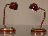 deux lampes posées sur une table en verre