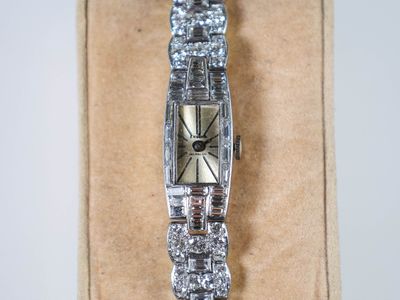 une photo d'une montre pour femme sertie de diamants